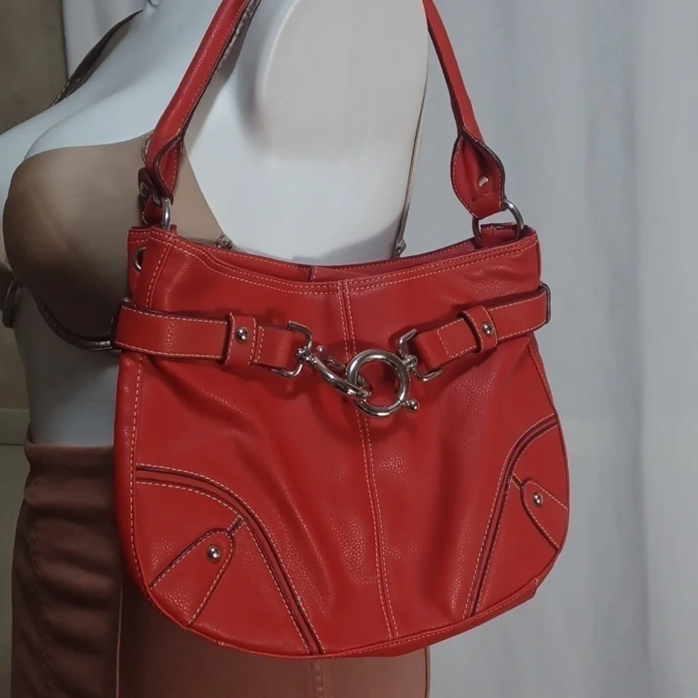 NINE WEST PURSE IN A BEAUTIFUL RED COLOR WITH CHROME LATCH